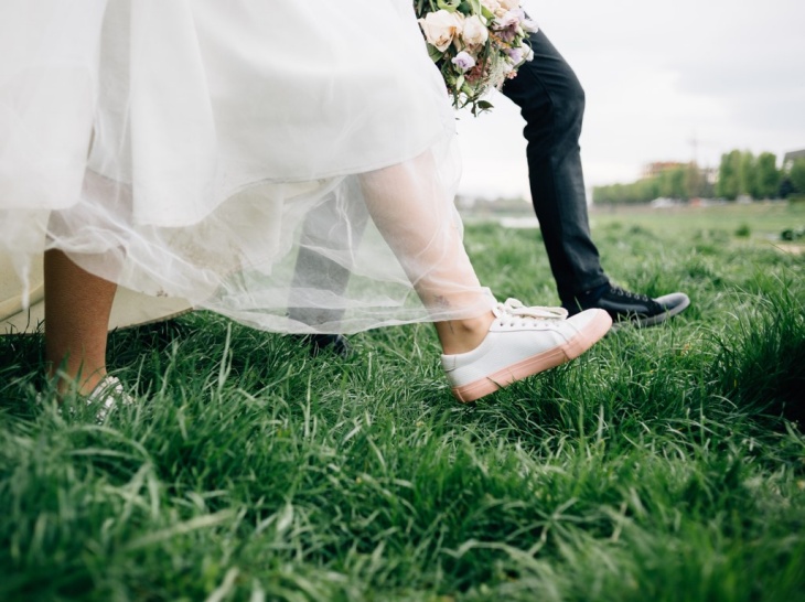 Tampil 'Edgy' dengan Memadukan Sneakers dan Gaun Pengantin
