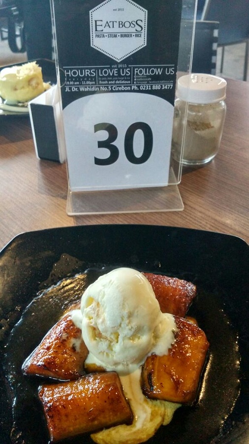 Banana Flambe Ice Cream ala Eatboss Cafe (MP/Mauritz)