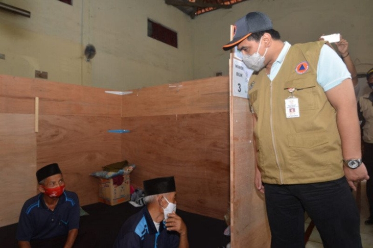 Wakil Gubernur Jawa Tengah Taj Yasin Maimoen saat bertemu para pengungsi si posko pengungsian Desa Tlogolele Kecamatan Selo, Kabupaten Boyolali. (ANTARA/HO-Humas Pemprov Jateng)
