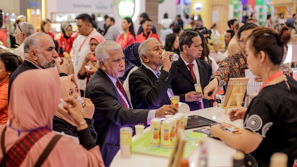 Pengunjung mencoba produk minuman kesehatan di booth exhibitors Trade Expo Indonesia (TEI) 2019 di Indonesia Convention Exhibition Bumi Serpong Damai (ICE BSD), Tangerang, Banten, Rabu, (16/10/2019). TEI yang merupakan ajang besar Kementerian Perdagangan (Kemendag) digelar mulai dari 16-20 Oktober 2019. Sebanyak 1.200 pedagang (exhibitors) yang turut berpartisipasi di TEI 2019. Merahputih.com / Rizki Fitrianto