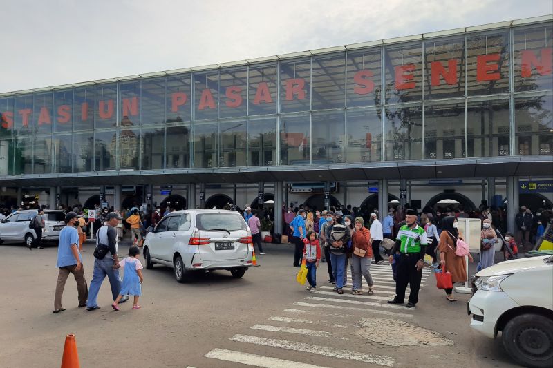 Suasana Stasiun Pasar Senen, Jakarta pada masa arus balik Lebaran 2022 atau H+3, Rabu (4/5/2022). (ANTARA/Lia Wanadriani Santosa)