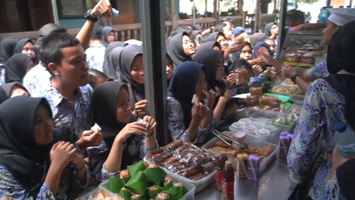 Ibu Kantin, Sang Jagoan Bagi Siswa Kala Perut Lapar 