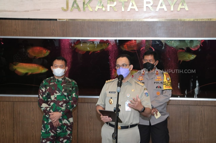 Gubernur DKI Jakrta Anies Baswedan (depan). (Foto: MP/Kanugrahan)