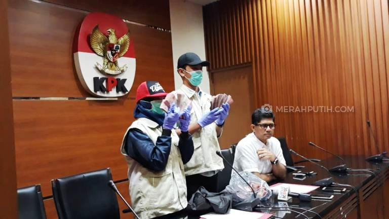 KPK memaparkan barang bukti OTT kasus suap massal DPRD Kalteng. MP/Ponco Sulaksono.