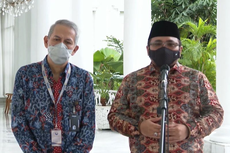 Menteri Agama Yaqut Cholil Qoumas (kanan) dan Kepala Badan Pengelola Keuangan Haji (BPKH) Anggito Abimanyu memberikan keterangan pers setelah mengikuti rapat kabinet terbatas terkait persiapan pelaksanaan ibadah haji 1443 H/2022 M yang dipimpin Presiden Joko Widodo di Istana Kepresidenan Bogor, Jawa Barat, Selasa (17/5/2022). (ANTARA/Gilang Galiartha)
