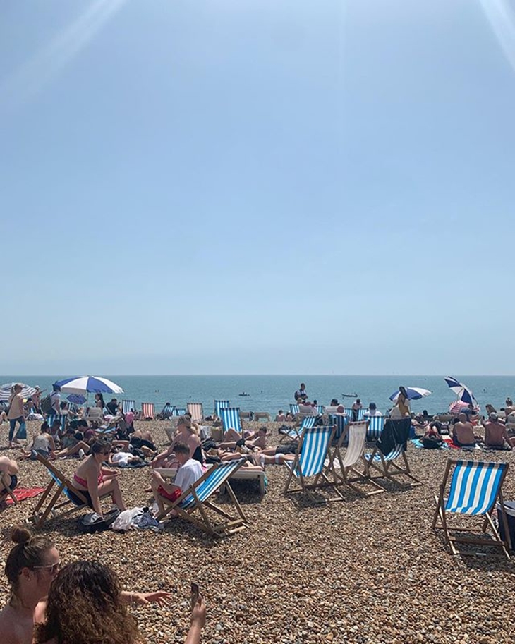 Pantai di Brighton & Hove. (Foto: instagram.com/2jisooo)