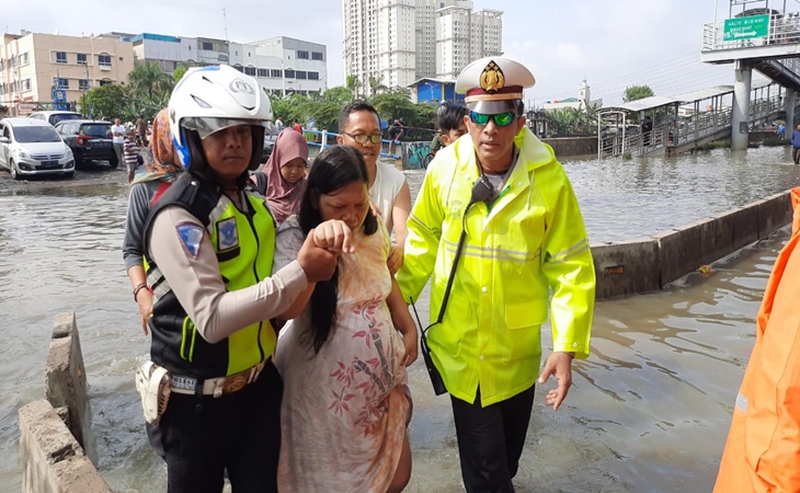 Seorang ibu melahirkan di tengah kepungan banjir di kawasan Daan Mogot Jakarta Barat