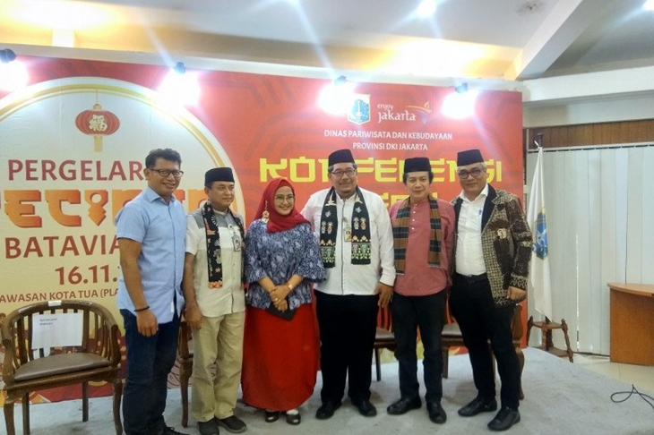 Penyanyi spesialisasi Mandarin Rani Pancarani (tengah) bersama pengisi acara konferensi per persiapan Pegelaran Pecinan Batavia 2019 yang diselenggarakan Dinas Pariwisata dan Kebudayaan DKI Jakarta, Jumat (15/11/2019) (ANTARA/Laily Rahmawaty)