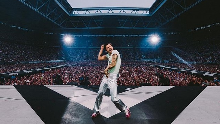 Mata Harry Styles Kena Timpuk saat Konser di Wina