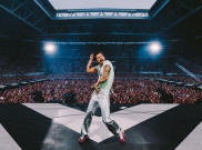 Mata Harry Styles Kena Timpuk saat Konser di Wina