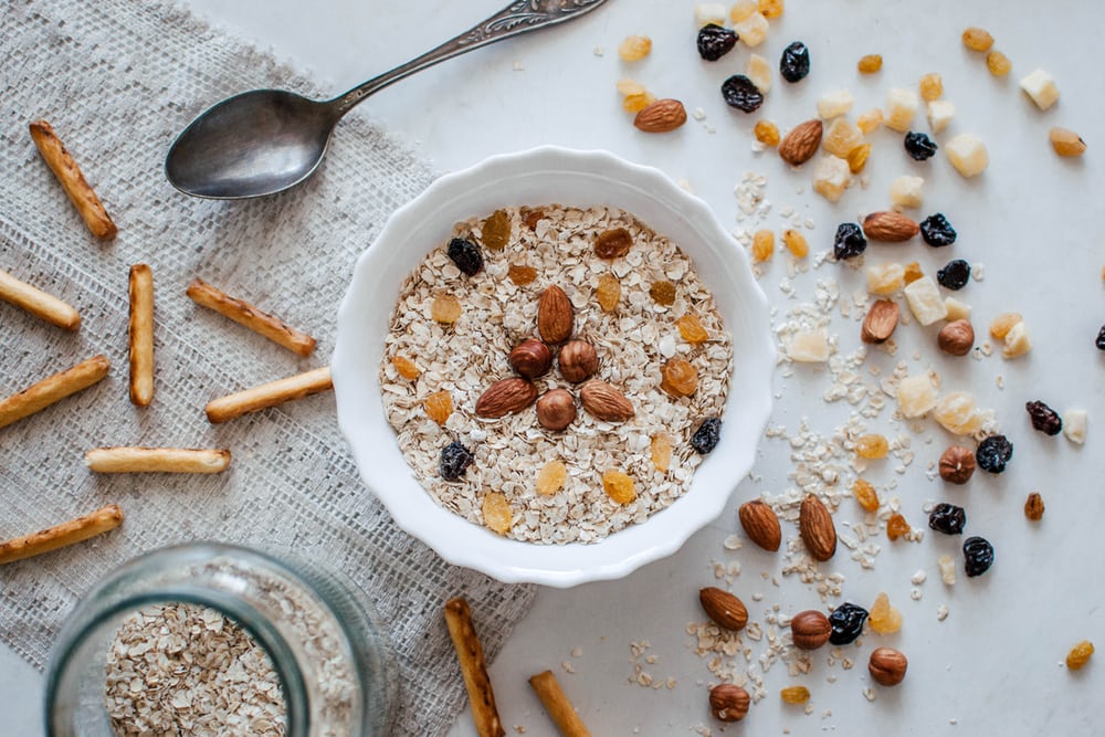 Tambahkan buah-buahan pada oatmealmu. (Foto unsplash/ Margarita Zueva)