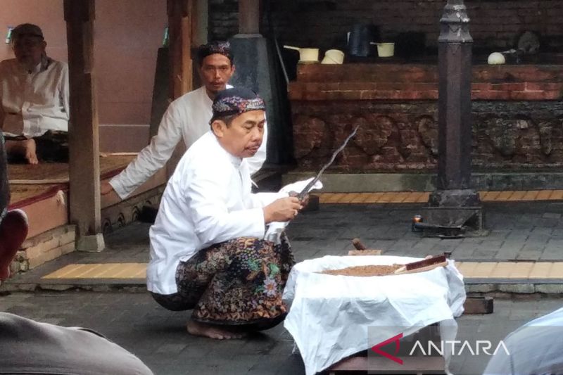 Khidmatnya Ritual Penjamasan Keris dan Tombak Pusaka Sunan Kudus