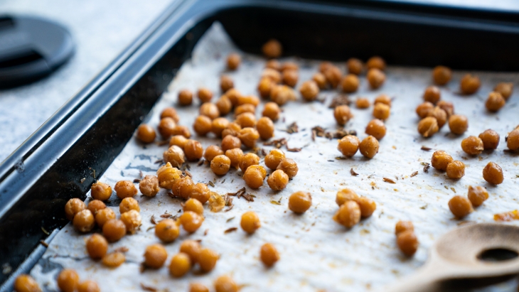 Setengah cangkir chickpeas menawarkan 115 miligram magnesium per porsi. (Foto: Unsplash/Dimitri Photography)