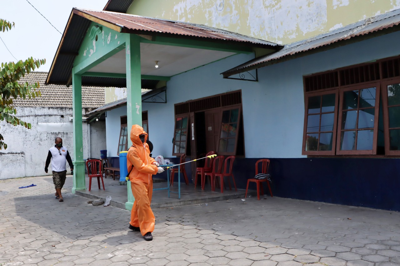 Warga melakulan penyemprotan disinfektan di kampung. (MP/Ismail)