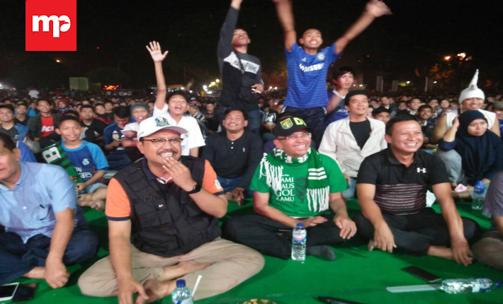 Indonesia Raya Bergema Saat “Nobar Persatuan” Final Champions di Surabaya