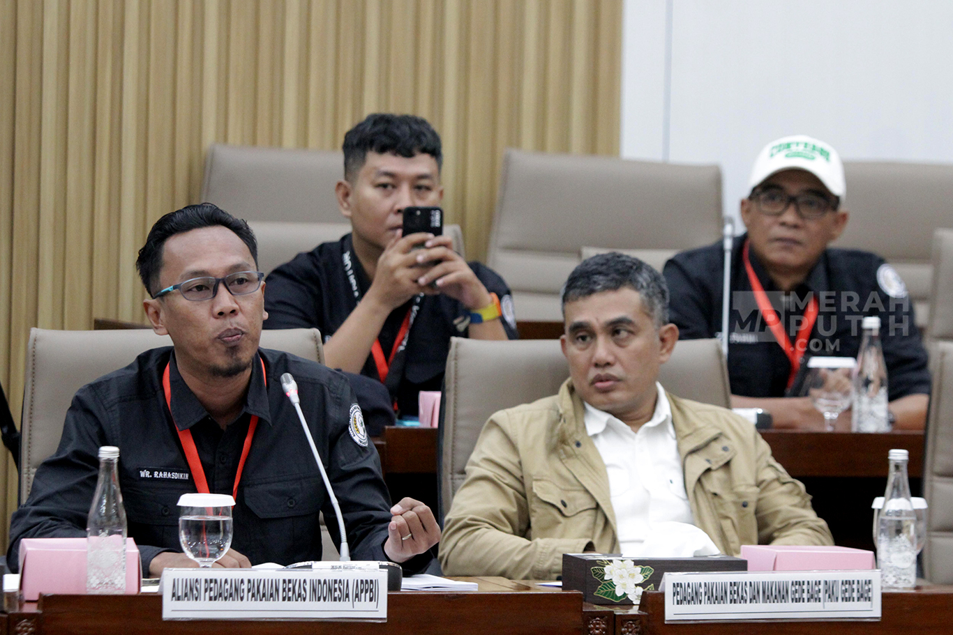 Aksi Aliansi Pedagang Pakaian Bekas Mengadu ke Komisi VI DPR bahas Impor Baju Bekas