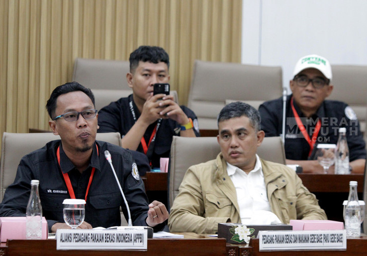 Aksi Aliansi Pedagang Pakaian Bekas Mengadu ke Komisi VI DPR bahas Impor Baju Bekas