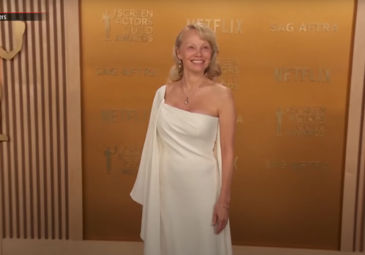 Pamela Anderson Tampil Segar Meski Tanpa Makeup di SAG Awards 2025, Lanjutkan Tren Penampilannya dari 2024