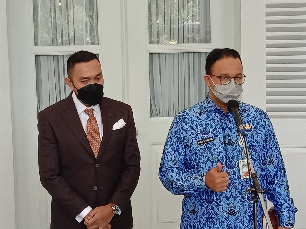 Gubernur DKI Jakarta Anies Baswedan (kanan) bersama anggota DPR Ahmad Sahroni. Foto: MP/Asropih