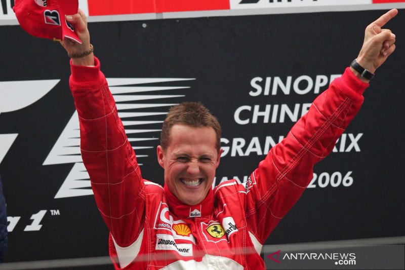 Pebalap tim Ferrari Michael Schumacher melakukan selebrasi setelah menjuarai Grand Prix China di Sirkuit Internasional Shanghai (1/10/2006). Reuters/Aly Song
