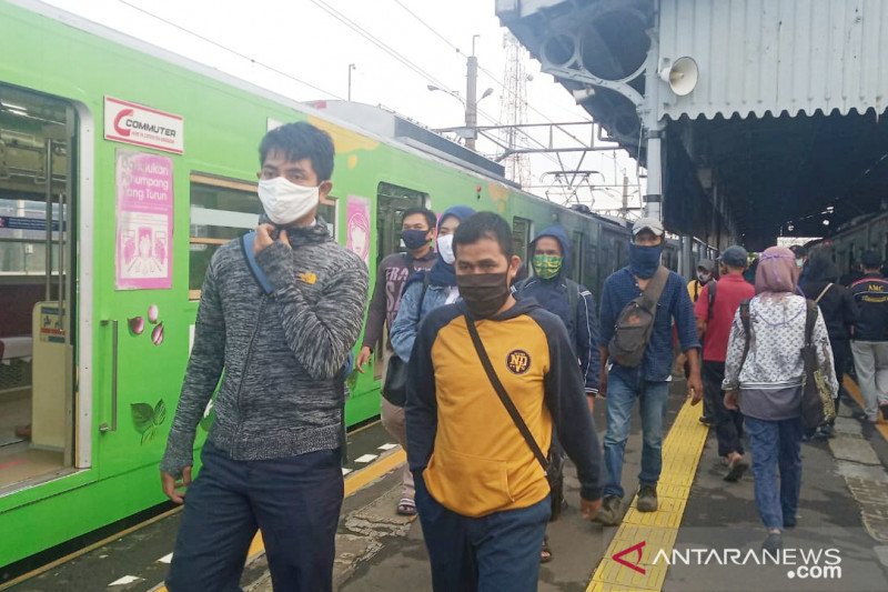 Stasiun Bogor Jawa Barat masih ramai dikunjungi pengguna KRL pada hari pertama penerapan PSBB, Rabu (15/4/2020) pagi. (ANTARA/M Fikri Setiawan)