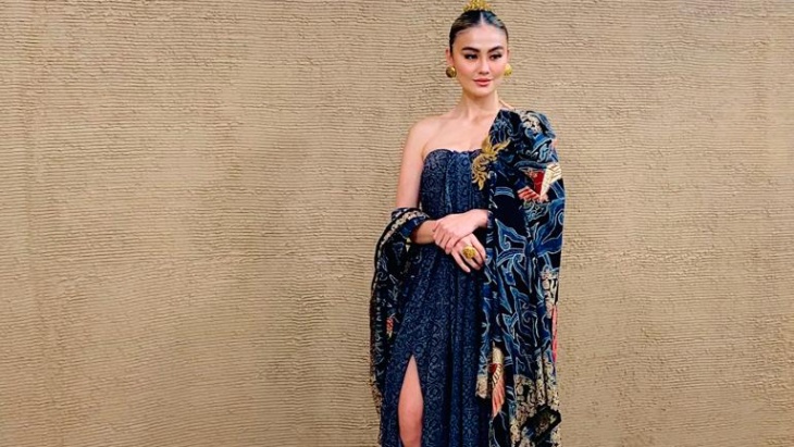 Detail Busana Batik Agnez Mo Karya Era Soekamto di Gelaran COP 28