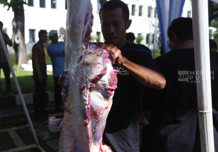 Warga Jakarta Laksanakan Pemotongan Hewan Kurban Iduladha 1447 H