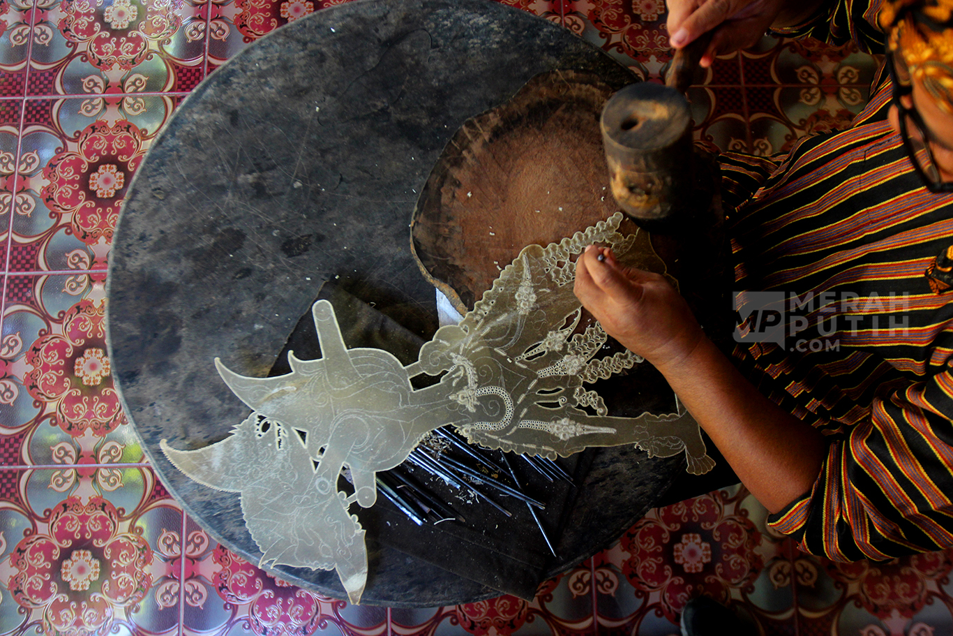Pengrajin menyelesaikan  pembuatan wayang kulityang menggunakan bahan kulit kerbau di Desa Wisata Wayang,  Butuh,  Sidowarno,  Klaten,  Jawa Tengah,  kamis (15/8/2024).