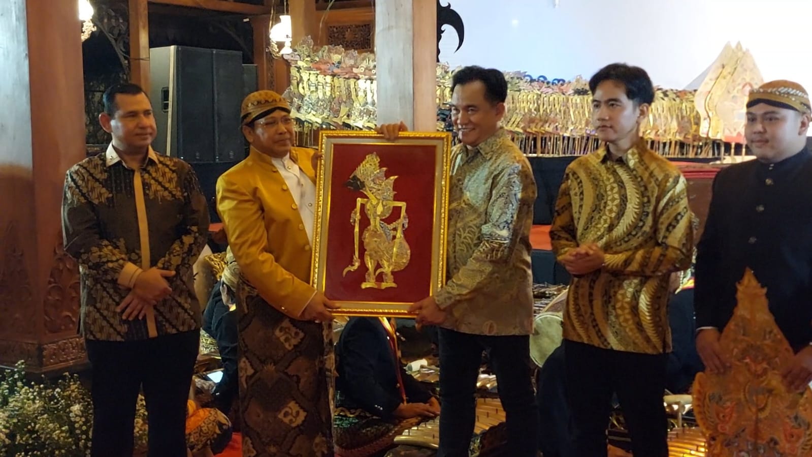 Yusril Hadiri Pentas Wayang Kulit di Rumah Dinas Gibran