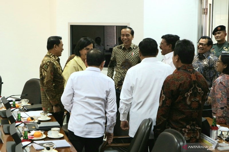 Para menteri berdiskusi dengan Presiden Joko Widodo sebelum rapat terbatas bertopik tentang Program dan Kegiatan di Bidang Politik, Hukum, dan Keamanan di Kantor Presiden, Jakarta pada Kamis (31/10/2019). (ANTARA/Bayu Prasetyo)