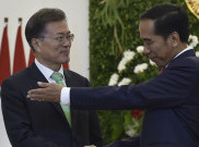 Didampingi Presiden Jokowi, Presiden Korsel Beli Batik dan Ngeteh di Mal