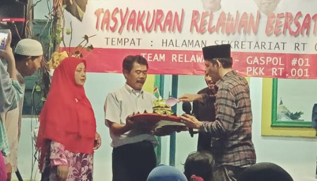 Pendukung Prabowo Bantu Relawan Jokowi Gelar Tasyakuran Bersama