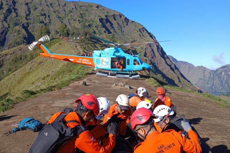 Drama Evakuasi Turis Malaysia Cedera di Rinjani, Heli Bolak-balik ke Bali hingga Pit Stop Kurangi Beban 