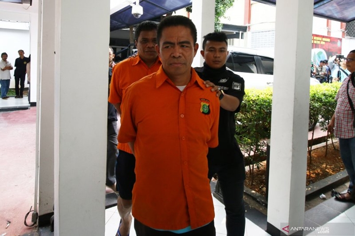 Polisi menggiring tersangka tindak pidana narkoba yang merupakan Ketua Front Pemuda Muslim Maluku (FPMM) Umar Kei saat rilis kasus narkoba di Polda Metro Jaya, Jakarta, Kamis (15/8/2019). Ditresnarkoba Polda Metro Jaya berhasil mengungkap kasus narkoba dengan mengamankan sejumlah barang bukti berupa narkotika jenis sabu seberat 2,91 gram, senjata api revolver beserta enam butir peluru, dua alat hisap sabu, satu unit mobil, uang tunai Rp850 ribu dan empat orang tersangka yang salah satunya adalah Ketua Front Pemuda Muslim Maluku (FPMM) Umar Kei. ANTARA FOTO/Rivan Awal Lingga/ama.