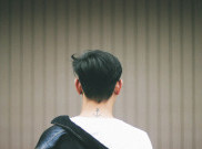 Anti Lepek dan Bau Apek! Begini Cara Bikin Rambut Tetap On Point meski Pakai Helm Seharian