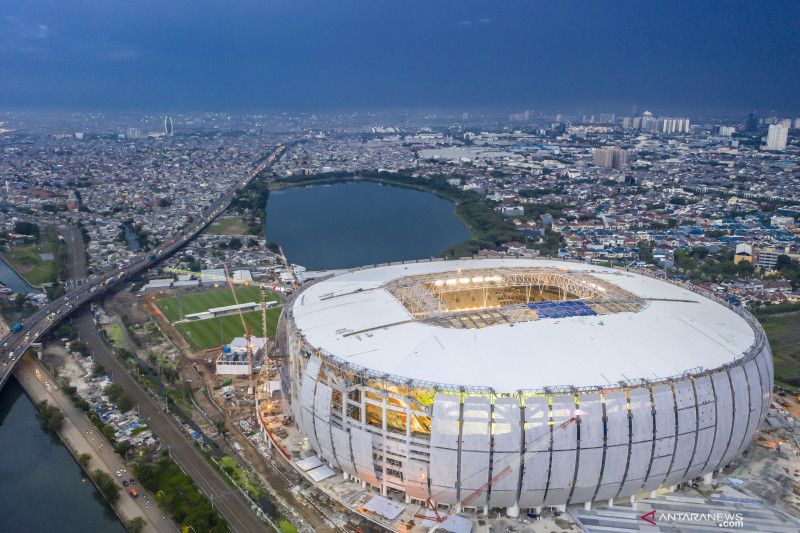Suasana pencahayaan Jakarta International Stadium (JIS) di Tanjung Priok, Jakarta, Sabtu (11/12/2021). JIS dirancang dengan tata cahaya sesuai standar FIFA, sehingga selain untuk pertandingan sepak bola juga siap untuk berbagai acara hiburan seperti konser musik, dan pembangunannya sudah mendekati 90 persen yakni 87,85 persen. ANTARA FOTO/Muhammad Adimaja
