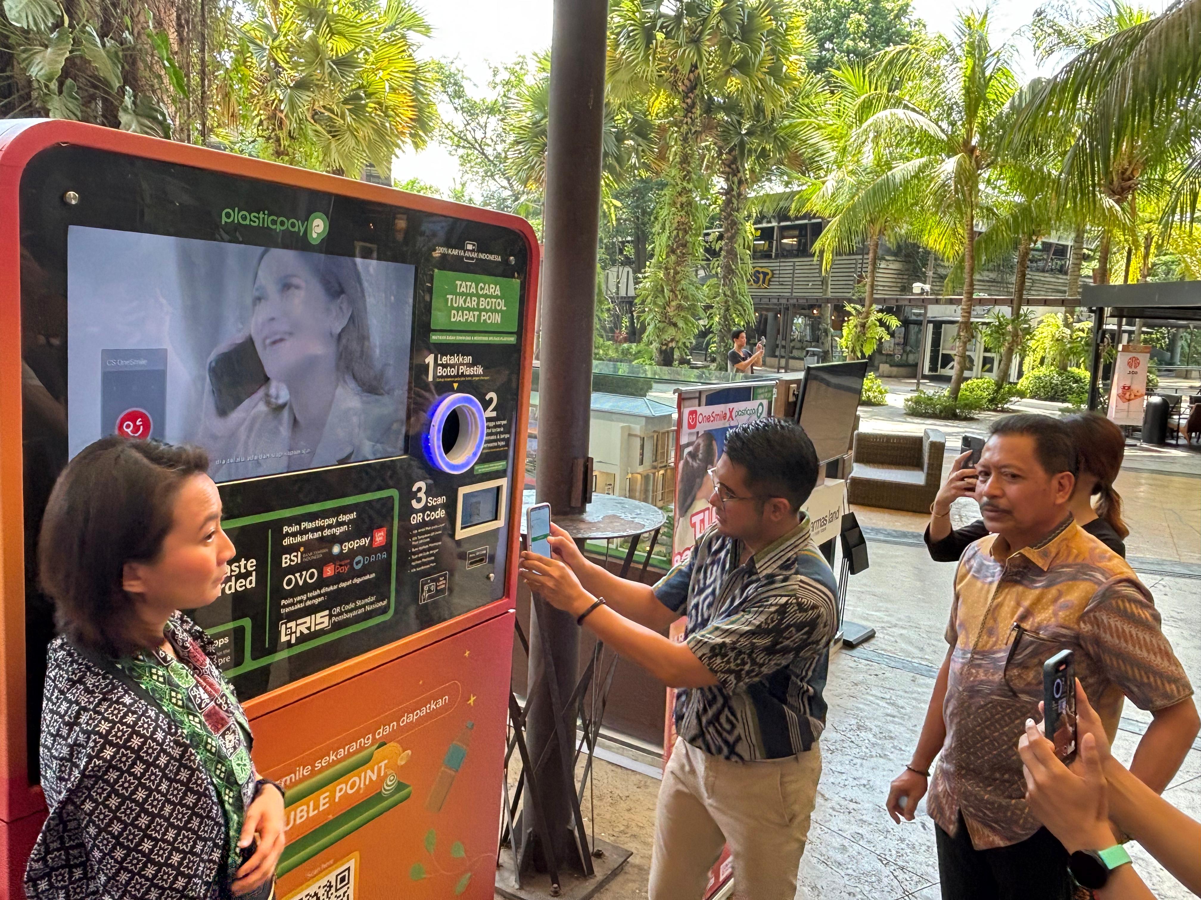 Reverse Vending Machine Bisa Tukar Sampah Botol Plastik Jadi Uang Elektronik