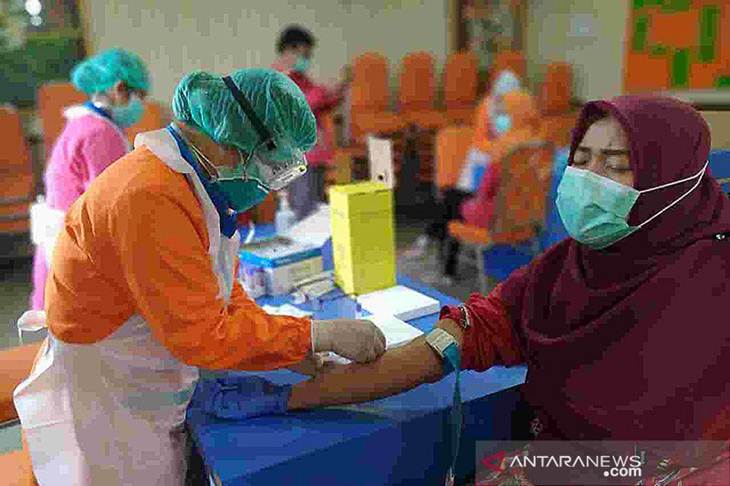 Pemeriksaan tes cepat (rapid test) untuk menguji sampel paparan virus corona (COVID-19). ANTARA/HO Humas Pemprov DKI Jakarta/am.