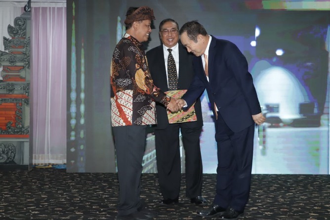 Menteri Nasir Perkenalkan Rektor Impor Pertama Indonesia Pimpin Universitas Siber