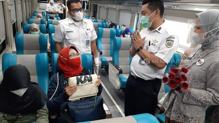 Hari Kartini, Penumpang Kereta Api Perempuan Diberikan Hadiah hingga Tiket Gratis