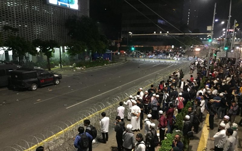 Polisi Mulai Bertindak Tegas Terhadap Massa Anarkistis di Tanah Abang