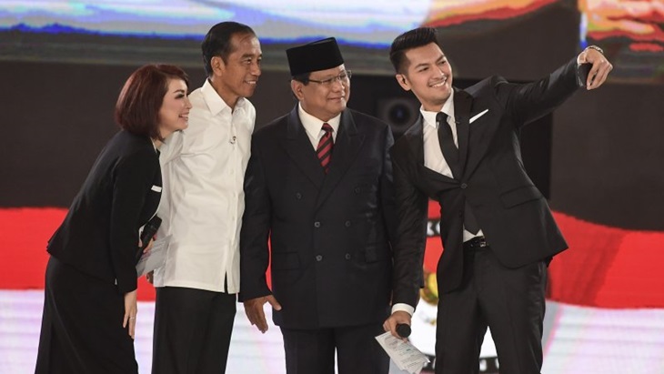 Jokowi dan Prabowo bersama moderator dalam debat keempat di Hotel Shangri-La, Jakarta Pusat (Foto: antaranews)