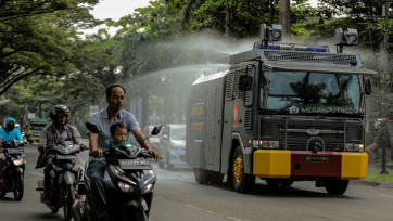 FOTO: Polisi Semprotkan Disinfektan Pakai Water Canon