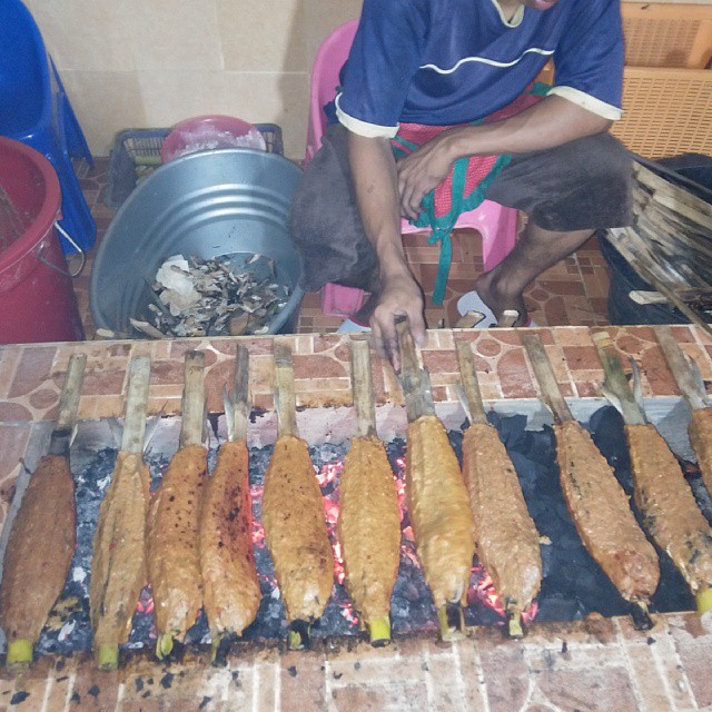 Sate bandeng sedang dibakar. (Instagram/siska_hertina)