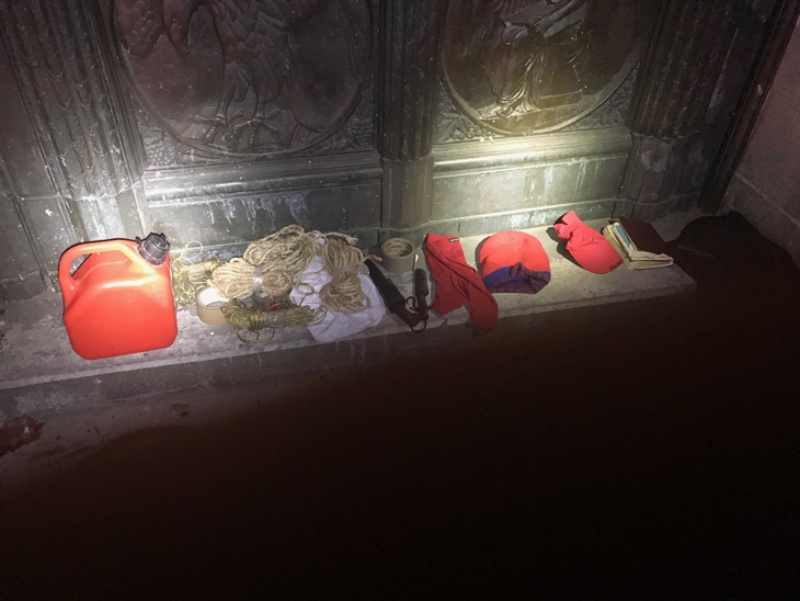 Barang bukti yang diamankan dari seorang pria bersenjata api yang ditembak mati polisi, di Katedral New York. (Foto: MP/ Twitter @NYPDnews)
