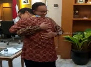 Pelukan Anies Iringi Sandi Maju Sebagai Cawapres Prabowo