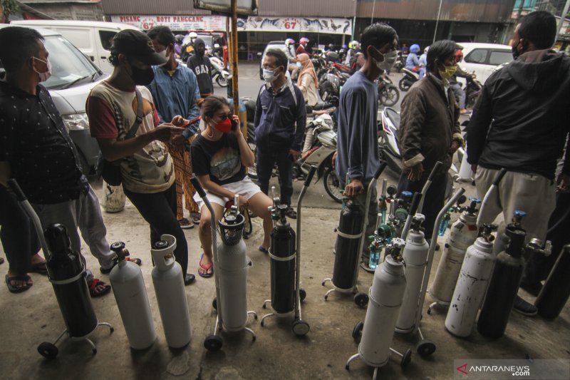 Sejumlah warga antre untuk mengisi ulang tabung gas oksigen di Kawasan Manggarai, Jakarta, Senin (28/6/2021). ANTARA FOTO/Asprilla Dwi Adha/hp.