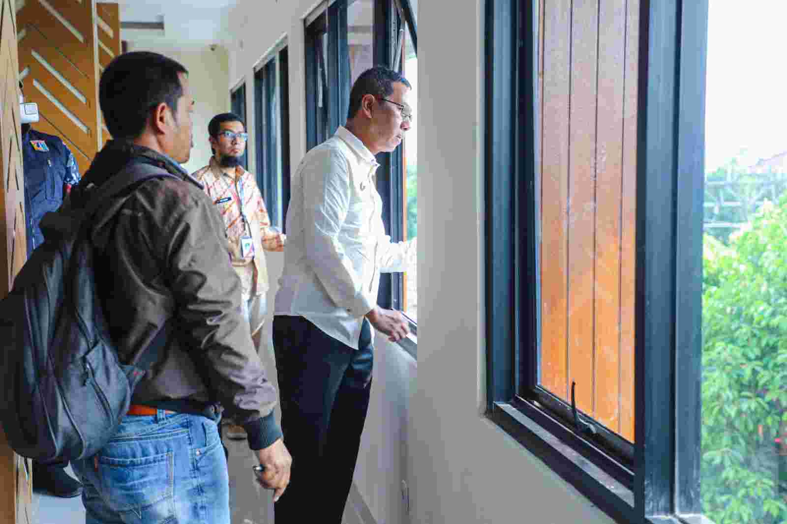 Pj Heru Sidak Renovasi Kelurahan Palmeriam: Masih Banyak yang Harus Diperbaiki