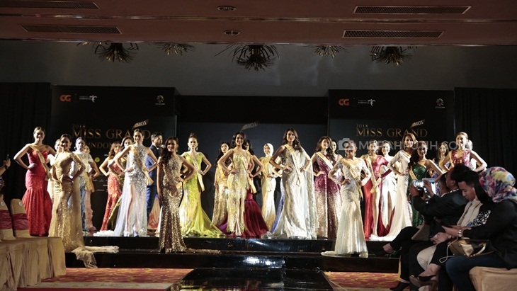 Pesona Kostum Tradisional di Babak Preliminary Miss Grand Indonesia 2018