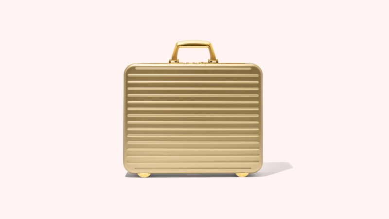 Bergaya Layaknya Eksekutif Muda dengan Gold Attache Briefcase dari Rimowa